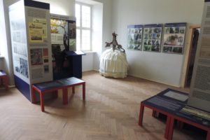 Ausstellung Vom Maulbeerbaum zur Seide