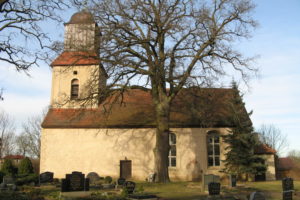 Kirche Zernikow im Frühling